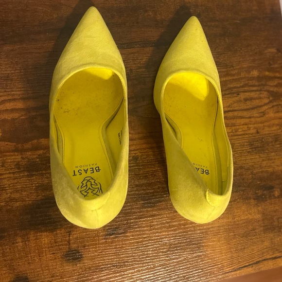 Yellow sued pumps - Picture 3 of 6